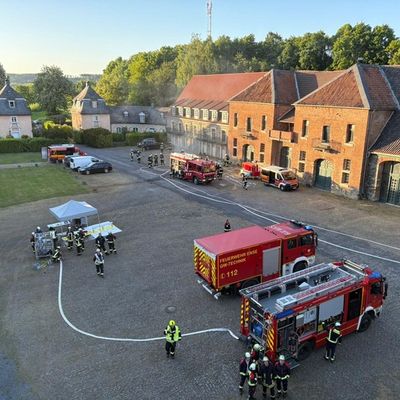 FW Ense: Zugübung des 1. und 3. Zuges - Einheiten üben die Zusammenarbeit auf "Haus Füchten" in Hünningen