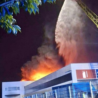 FW Ratingen: Brand in Lagerhalle in Ratingen-West