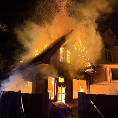 FW Königswinter: Brand in Nebengebäude: Feuerwehr sichert angrenzende Wohnhäuser