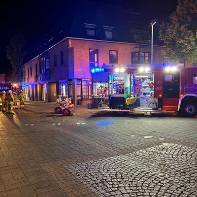 FW Tönisvorst: Zwei ungewöhnliche Einsätze für die Feuerwehr in der Nacht zu Sonntag: Gasgeruch durch Kurzschluss in St. Tönis und Hilferufe aus einer Wohnung mit Pool in Vorst