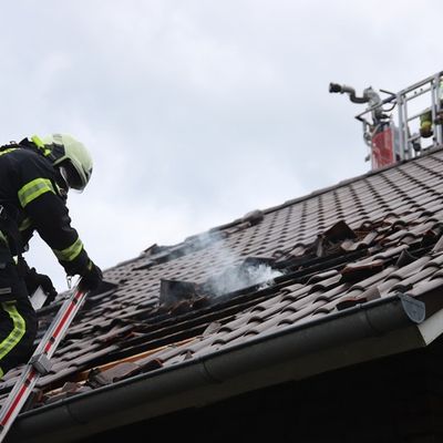 FW-SE: Brennendes Gartenhaus greift auf Wohngebäude über