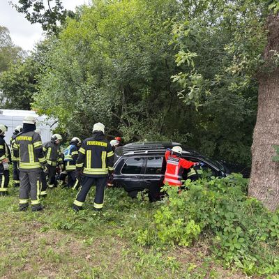 FW-AUR: Nach Zusammenstoß im Fahrzeug eingeschlossen