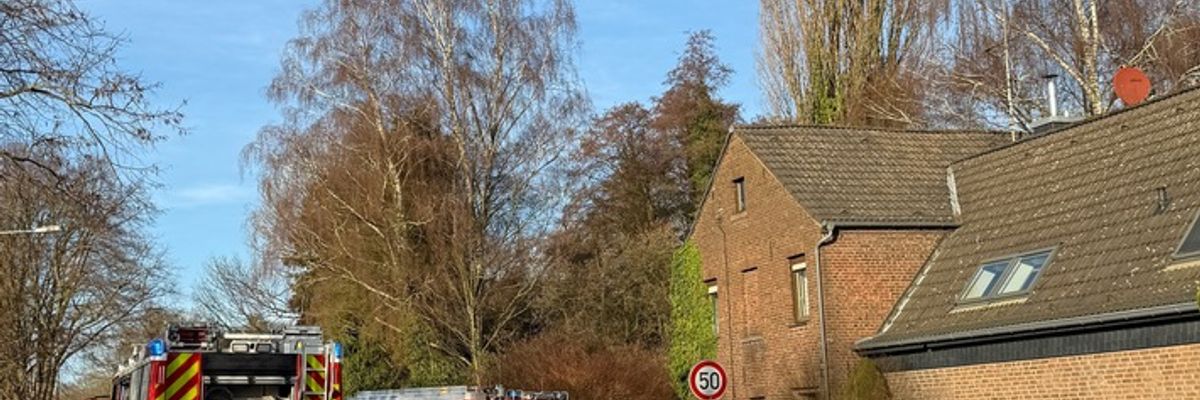 FW Neukirchen-Vluyn: Verkehrsunfall mit eingeklemmter Person - Feuerwehren Krefeld und Neukirchen-Vluyn im Einsatz