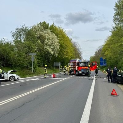 FW Bergheim: Vier Verletzte nach Verkehrsunfall auf Bundesstraße bei Bergheim Frontalzusammenstoß zwischen zwei PKW