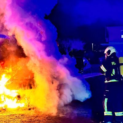FW-AUR: PKW in Flammen