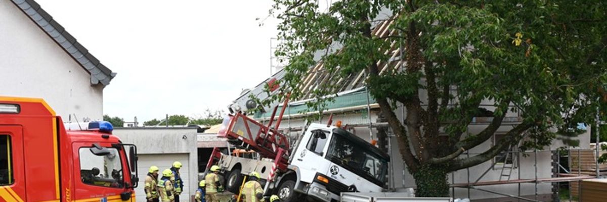 FW Pulheim: Kran fällt auf Hausdach