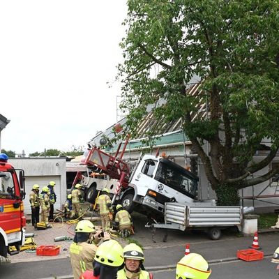 FW Pulheim: Kran fällt auf Hausdach