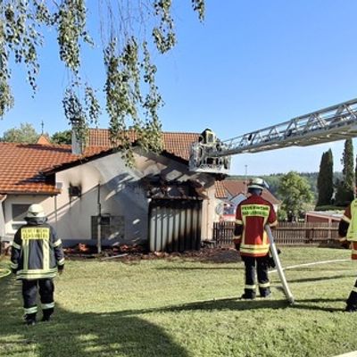 KFV-CW: Holzlager geht in Flammen auf / Backhaus und Feuerwehrmagazin blieben verschont