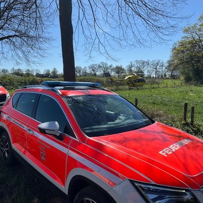FW-SE: Verkehrsunfall zwischen zwei Personenkraftwagen und einem LKW zwischen Alveslohe und Ellerau