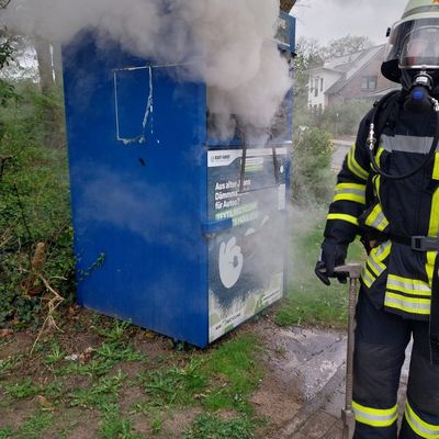 FFW Schiffdorf: Brennender Kleidercontainer sorgt für Einsatz der Feuerwehr