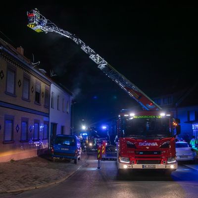 FW LK Neunkirchen: Feuerwehr rettet Meerschweinchen aus brennendem Haus