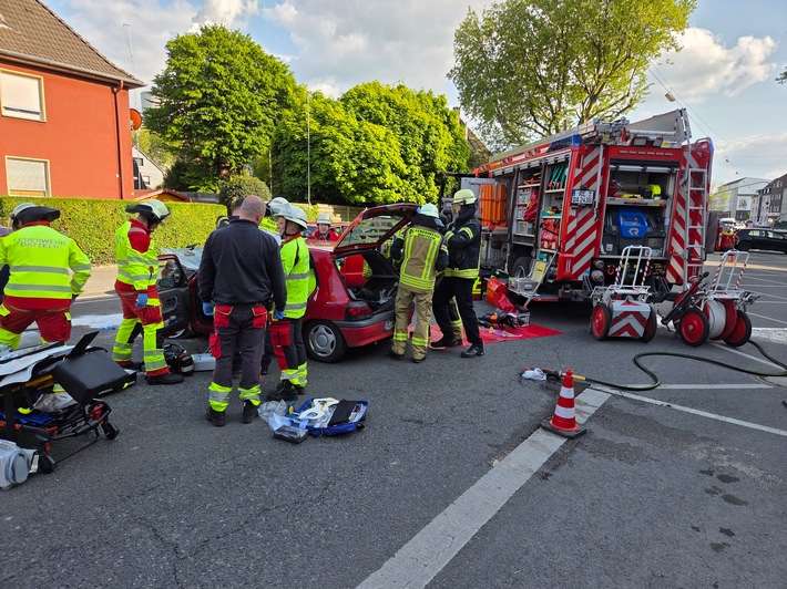 FW Datteln: Verkehrsunfall mit lebensbedrohlichen Verletzungen fordert Feuerwehr und Rettungsdienst