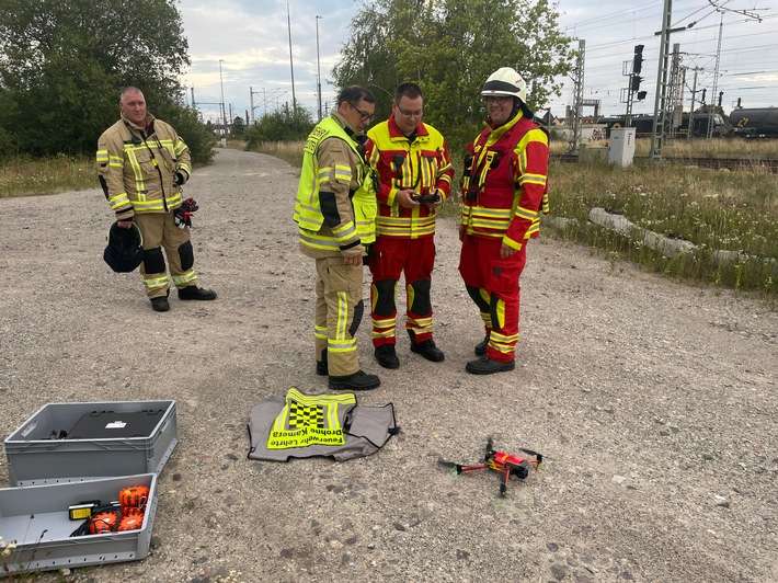 FW Lehrte: Böschungsbrand zwischen den Bahngleisen bei Lehrte