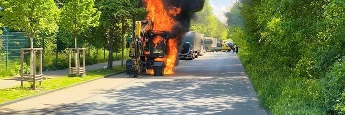FW-E: Bagger brennt vollständig aus - starke Verkehrseinschränkungen in Essen-Bergeborbeck