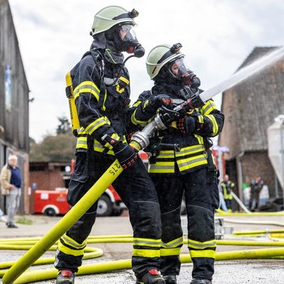 FW-KLE: Jahresübung der Freiwilligen Feuerwehr Bedburg-Hau: Wenn das Löschwasser nicht vor der Haustür liegt