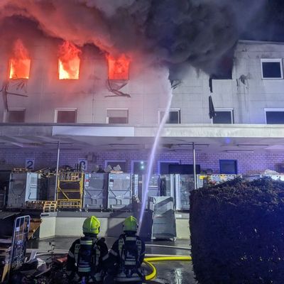 Feuerwehr MTK: Ausgedehnter Brand in Gewerbeobjekt in Hattersheim am Main - Feuer gelöscht, Nachlöscharbeiten dauern an