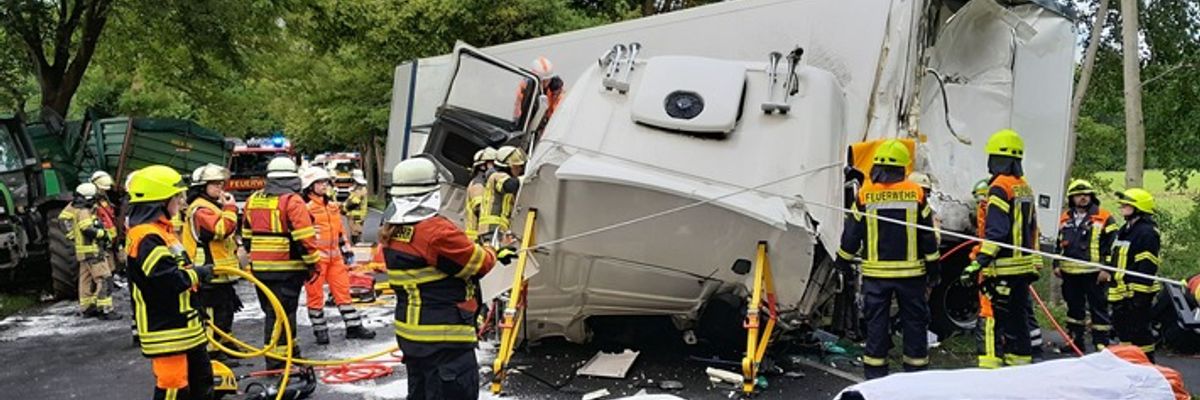 FW-ROW: Verkehrsunfall zwischen Lkw und landwirtschaftlichem Gespann
