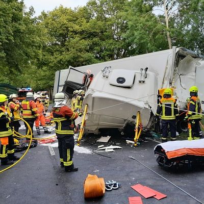 FW-ROW: Verkehrsunfall zwischen Lkw und landwirtschaftlichem Gespann