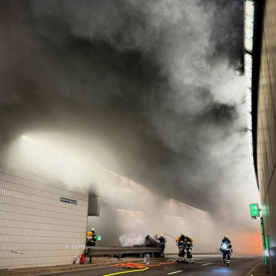 FW-M: Pkw brennt im Innsbrucker- Ring-Tunnel - Weströhre stundenlang gesperrt (Berg am Laim)