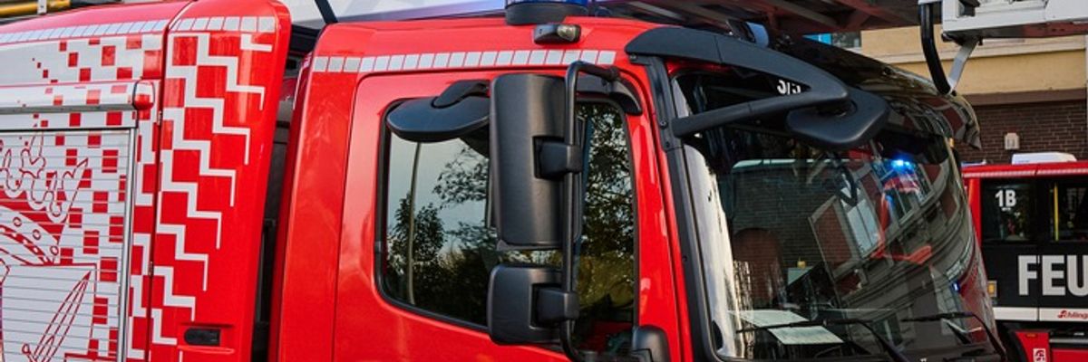 FW-E: Feuerwerksbatterie verursacht Zimmerbrand - Feuerwehr verhindert Brandausbreitung