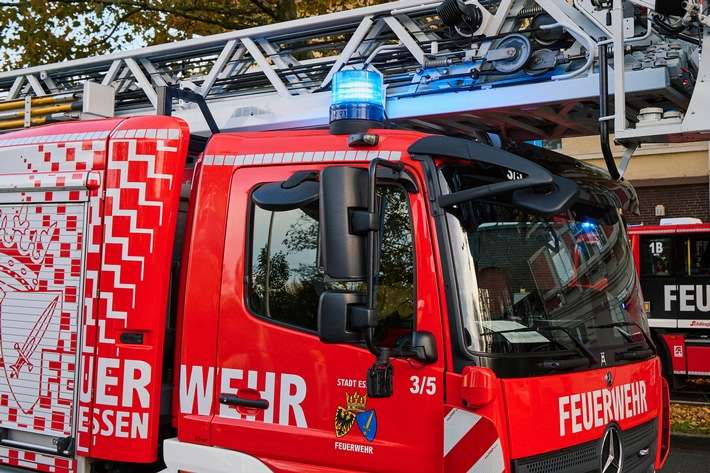 FW-E: Feuerwerksbatterie verursacht Zimmerbrand - Feuerwehr verhindert Brandausbreitung