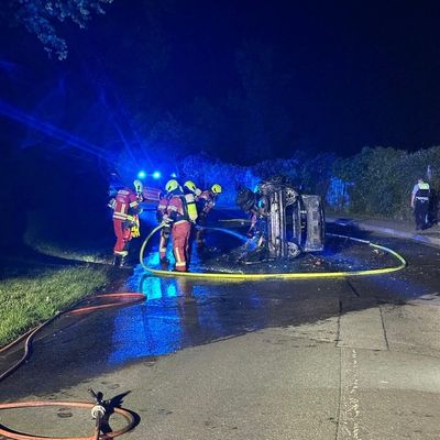 FW-Velbert: Schwerer Verkehrsunfall mit Fahrzeugbrand - eine Person schwer verletzt