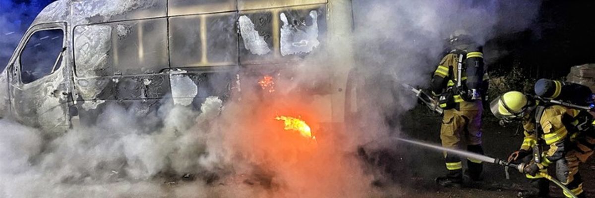 FW-NE: Brennender Transporter im Barbaraviertel | Starke Rauchentwicklung in der Nacht