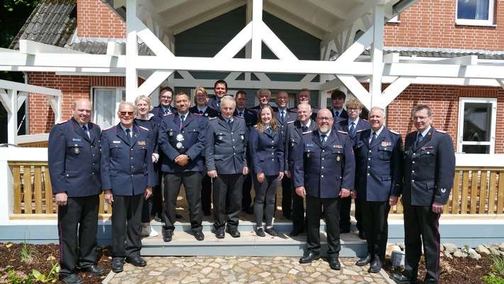 FW Südheide: Sommerfest der Freiwilligen Feuerwehr Beckedorf Bernd Kleisinger und Christoph Eggers für 40-jährige Mitgliedschaft in der Freiwilligen Feuerwehr geehrt