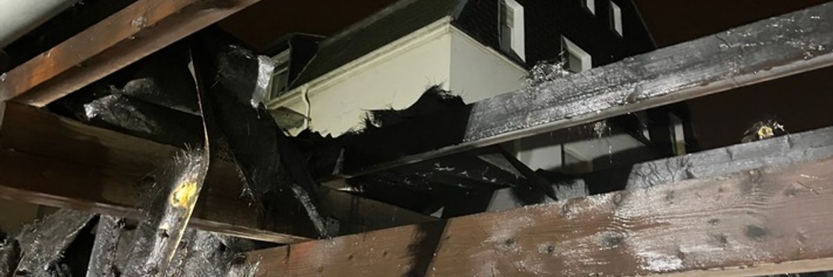 FW-MH: Carport-Dach in Mülheimer Altstadt in Brand geraten - Keine Verletzten
