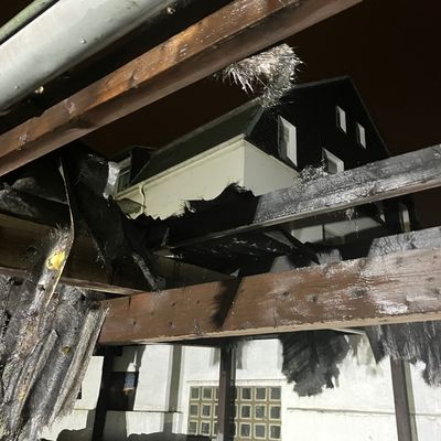 FW-MH: Carport-Dach in Mülheimer Altstadt in Brand geraten - Keine Verletzten