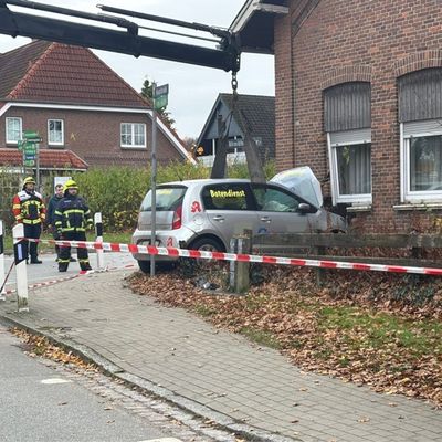 FW-SE: PKW fährt nach Verkehrsunfall in Hauswand