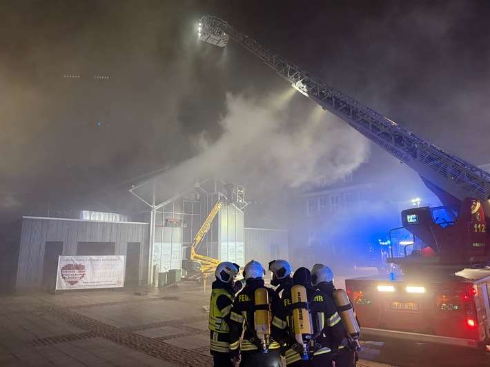 FW-AUR: Gastronomie-Küche wird Raub der Flammen