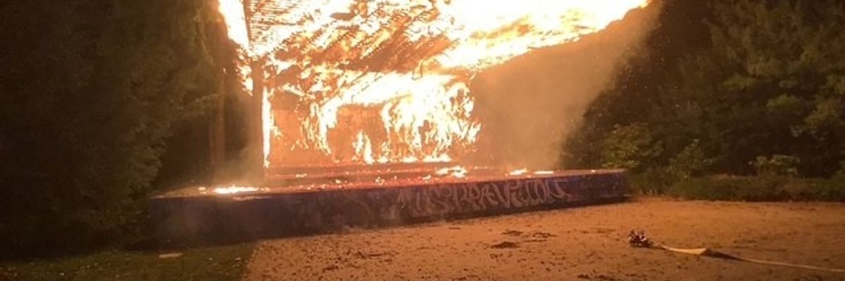FW-GE: Brand im Musikpavillon des Stadtgartens