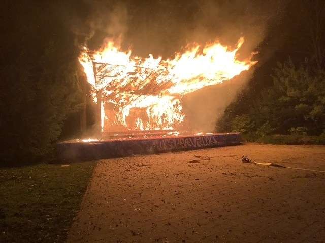FW-GE: Brand im Musikpavillon des Stadtgartens