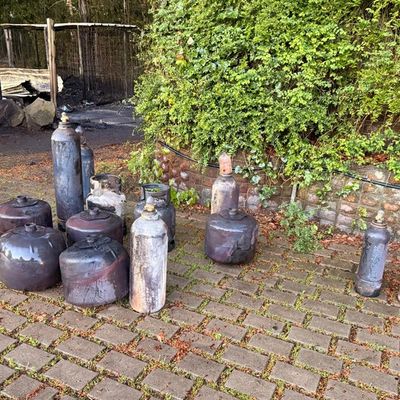 FW-E: Brand eines Unterstandes in Burgaltendorf - mehrere Gasflaschen geborgen