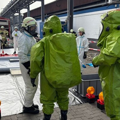 Feuerwehr Goch: Gefahrgutübung bei RCN-Chemie: 40 Feuerwehr-Einsatzkräfte vor Ort
