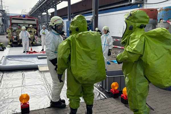 Feuerwehr Goch: Gefahrgutübung bei RCN-Chemie: 40 Feuerwehr-Einsatzkräfte vor Ort