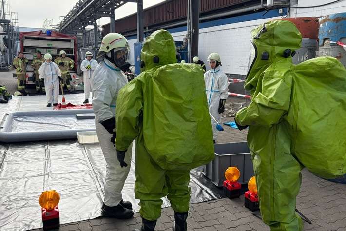 Feuerwehr Goch: Gefahrgutübung bei RCN-Chemie: 40 Feuerwehr-Einsatzkräfte vor Ort
