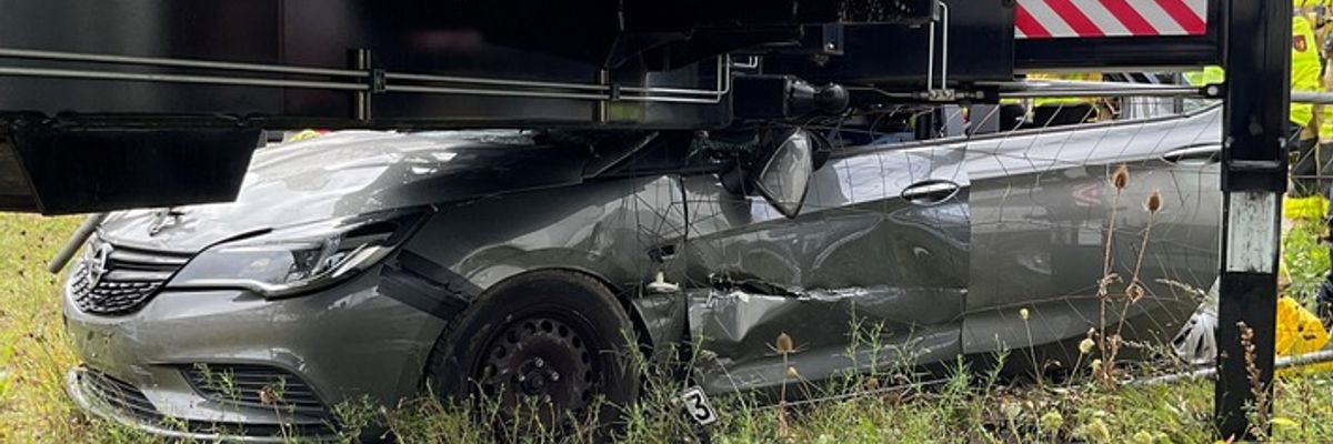 FW-GLA: Schwerer Verkehrsunfall: Pkw schleudert gegen Mobilfunksendemast