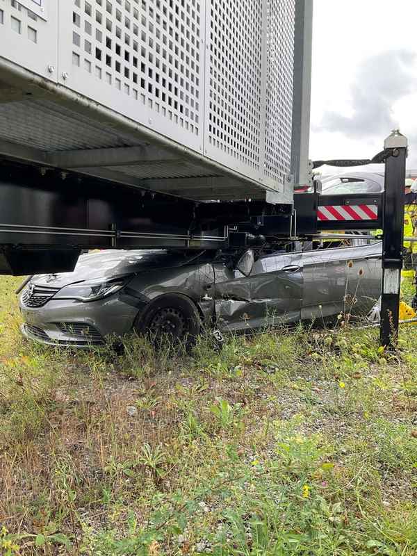 FW-GLA: Schwerer Verkehrsunfall: Pkw schleudert gegen Mobilfunksendemast