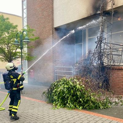 FW-MK: Brand im Außenbereich sorgt für Verrauchung im Waldstadtzentrum