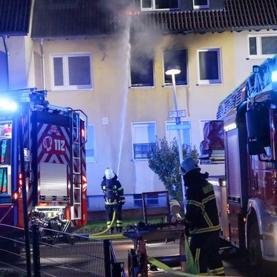 FW-MK: Wohnungsbrand in Hennen - Feuerwehr rettet Bewohnerin über tragbare Leiter