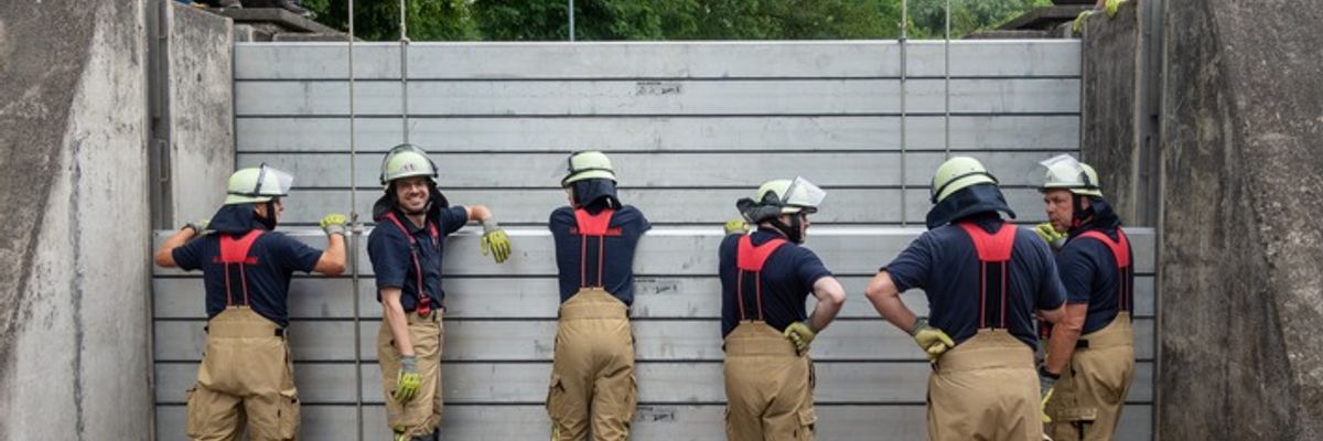 FW-KLE: Löschgruppe Schenkenschanz übt das Schließen der Hochwassertore