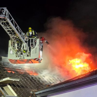 FW Celle: Dachstuhlbrand in Groß Hehlen - Celler Feuerwehr im Großeinsatz