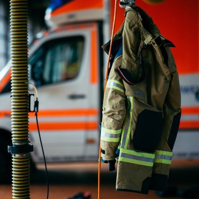 FW Bremerhaven: Person in Hafenbecken - beherztes Eingreifen rettet Urlauber
