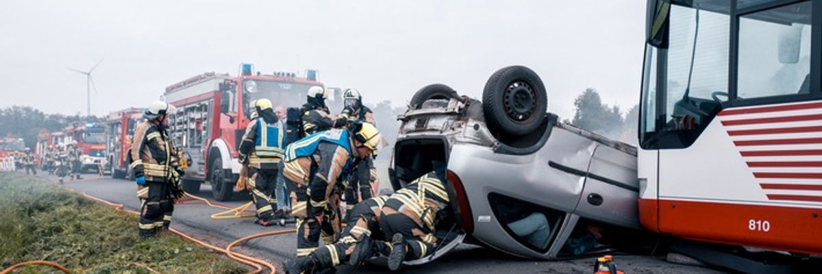 FW Hünxe: 25 Verletzte nach Busunfall - Feuerwehr Hünxe übt den Ernstfall