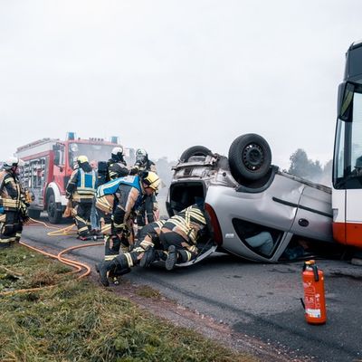 FW Hünxe: 25 Verletzte nach Busunfall - Feuerwehr Hünxe übt den Ernstfall