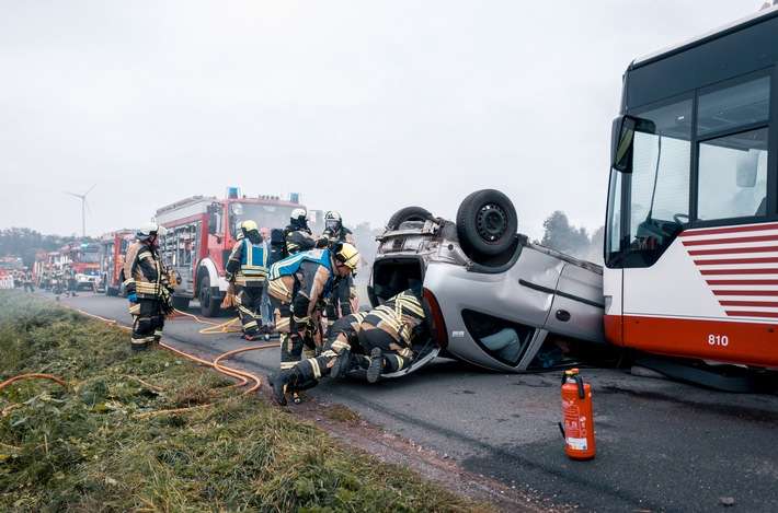 FW Hünxe: 25 Verletzte nach Busunfall - Feuerwehr Hünxe übt den Ernstfall
