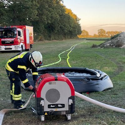FW Lehrte: Regionsfeuerwehrbereitschaft des Brandschutzabschnitts 4 trainiert mit Kräften aus Burgdorf, Lehrte, Sehnde und Uetze die Wasserversorgung bei Vegetationsbränden