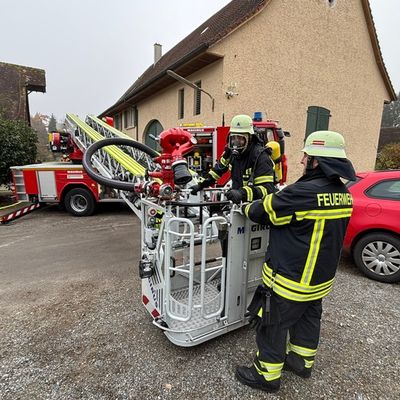 KFV Bodenseekreis: Großer Feuerwehreinsatz wegen Schwelbrand in Wiggenweiler